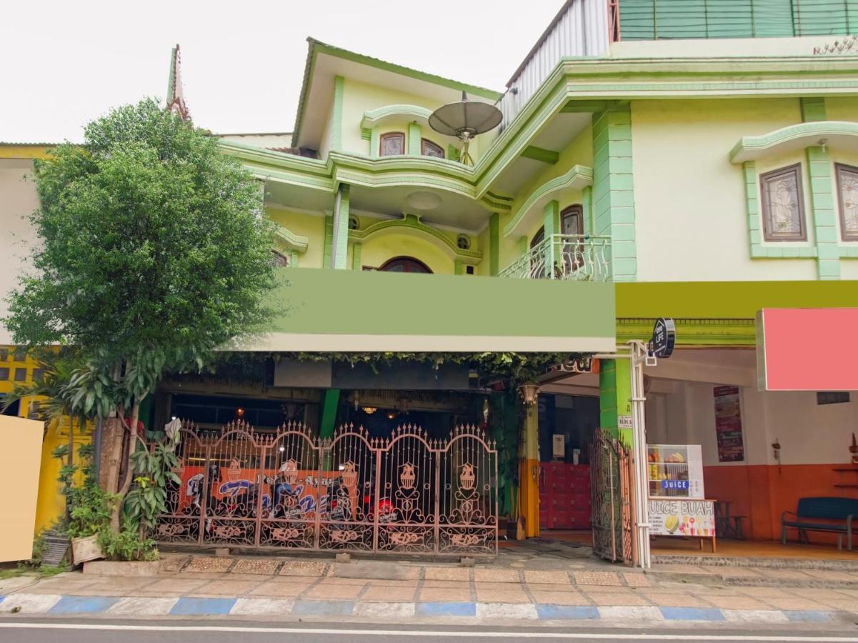 Oyo Life 3103 Opo Homestay & Kost Маланг Экстерьер фото