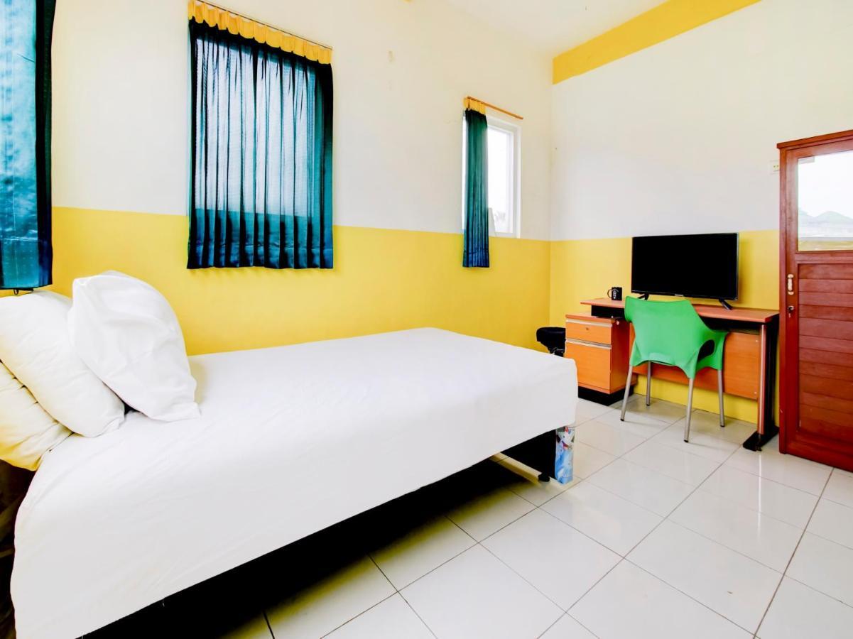 Oyo Life 3103 Opo Homestay & Kost Маланг Экстерьер фото