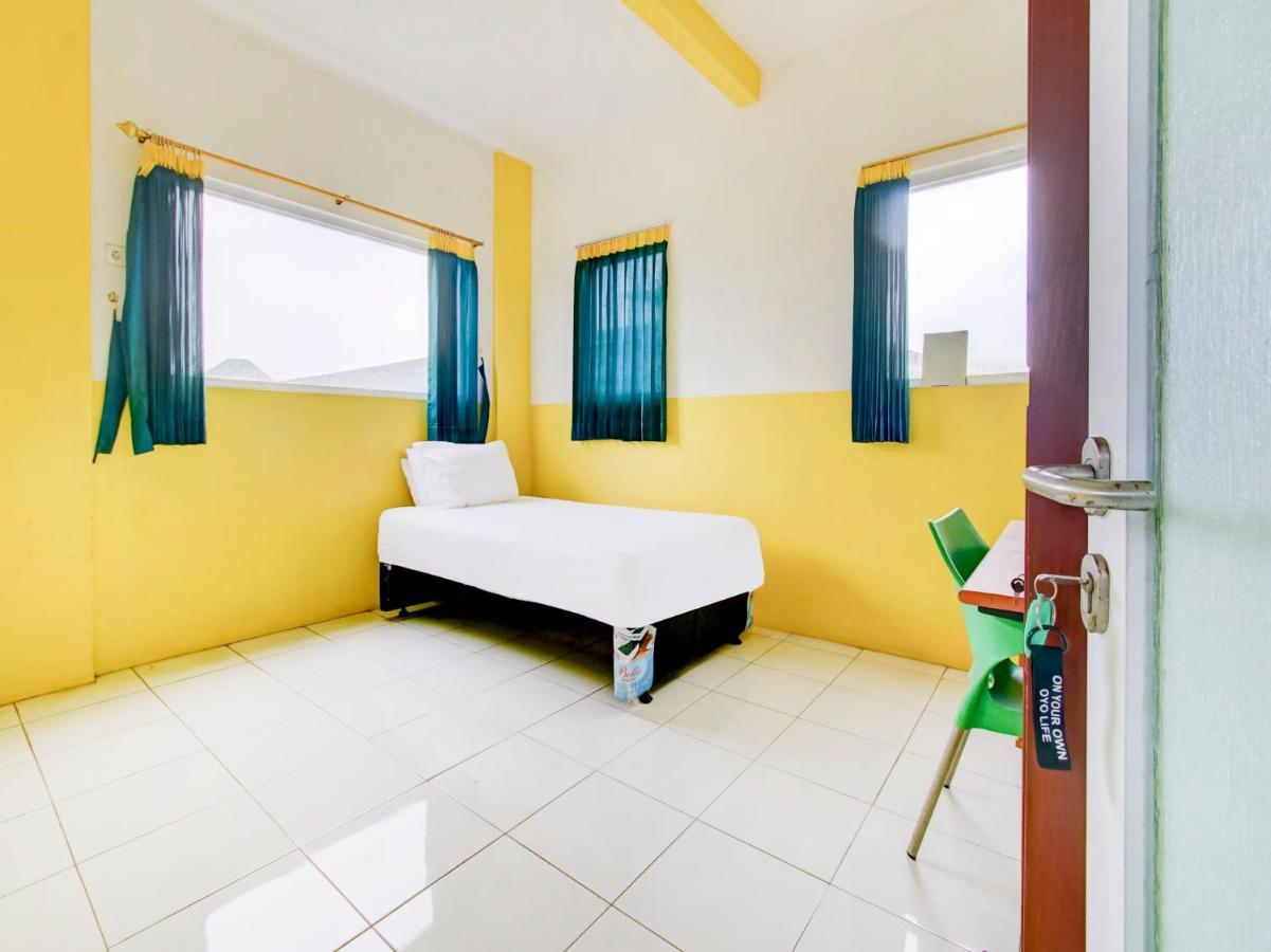 Oyo Life 3103 Opo Homestay & Kost Маланг Экстерьер фото