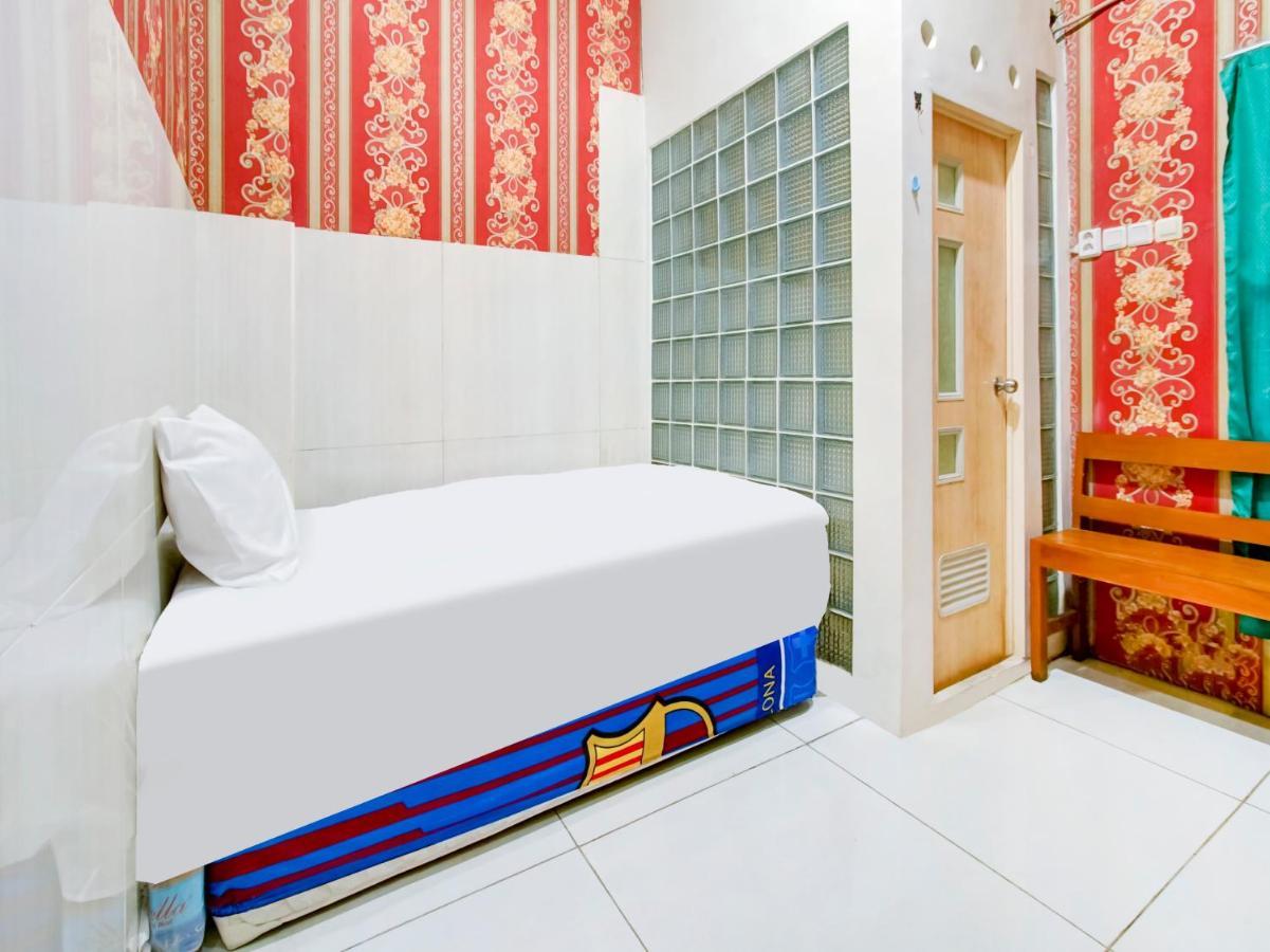 Oyo Life 3103 Opo Homestay & Kost Маланг Экстерьер фото