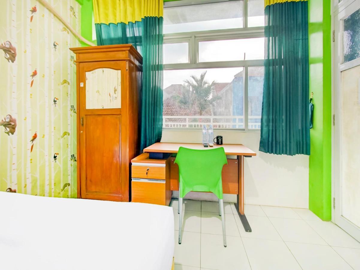 Oyo Life 3103 Opo Homestay & Kost Маланг Экстерьер фото